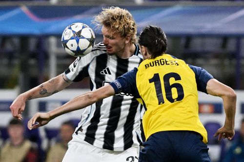 Bị Bayern chê 'ngu ngốc', Newcastle cười sau lưng với Woltemade