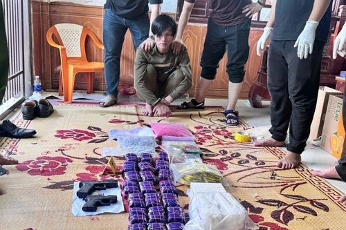 Bắt người đàn ông tàng trữ 14 kg ma túy và 2 khẩu súng quân dụng