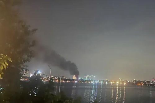 Hà Nội: cháy nhà trên phố Quảng Khánh, cột khói bốc cao hàng chục mét