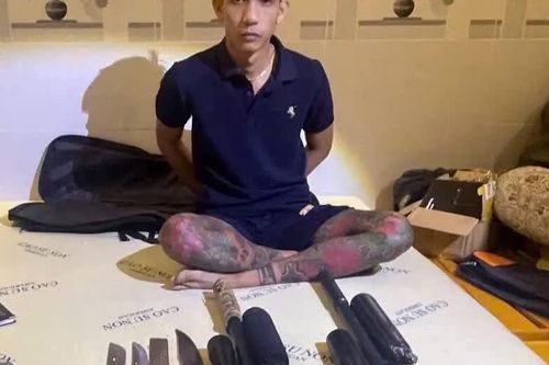 Đồng Nai: nhân viên massage tàng trữ súng, dao và bình xịt hơi cay