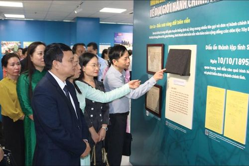 Trưng bày 200 hình ảnh tài liệu 'Sơn La - Dấu ấn lịch sử qua tài liệu lưu trữ'