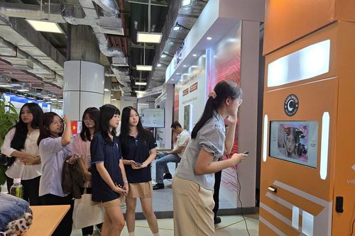 Giới trẻ trải nghiệm sản phẩm công nghệ tại Triển lãm quốc tế Đổi mới sáng tạo Việt Nam 2025