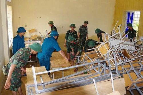 Thanh Hóa: 21 trường học ở Nông Cống chưa thể đón học sinh sau bão số 10, bộ đội 'tiếp sức' thầy trò dọn bùn đất