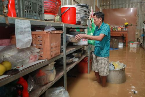 Người dân Hà Nội vất vả ứng phó với nước sông Hồng dâng cao