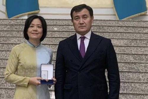 Đại sứ Phạm Thái Như Mai nhận Huân chương Hữu nghị Dostyk của Nhà nước Kazakhstan