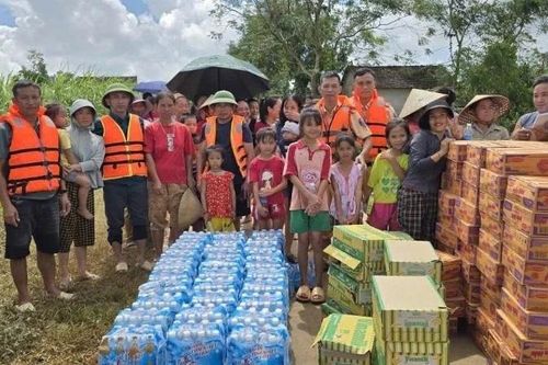 Công an địa phương giúp nhân dân sau bão, mưa lũ