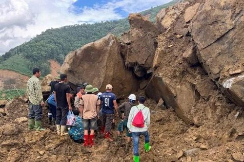 Lào Cai: Khẩn trương cứu hộ xe ô-tô chở 3 người bị vùi lấp