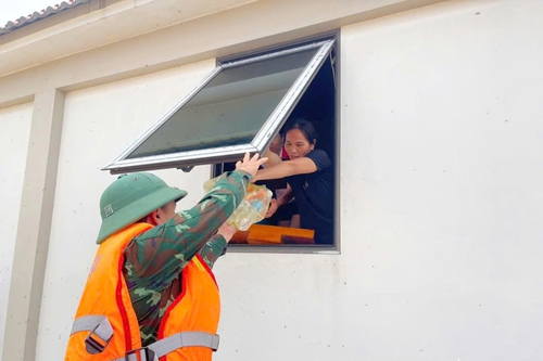 Nghệ An: Bộ đội lội nước đưa đồ ăn, thức uống đến tận tay bà con vùng ngập lụt