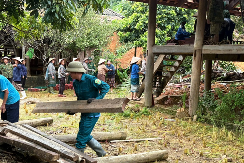 Nghệ An: Bộ đội giúp dân sửa chữa nhà cửa, vệ sinh trường lớp sau bão
