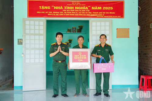 Bộ tư lệnh TP Hồ Chí Minh trao tặng nhà 'Tình nghĩa quân dân' và 'Nhà tình nghĩa'