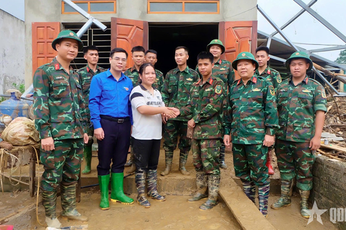 Chiến sĩ Trung đoàn 174 trả lại tài sản bị lũ cuốn trôi cho người dân