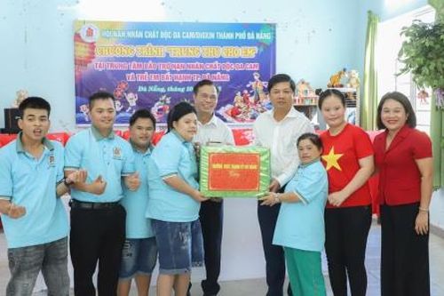 Bí thư Thành ủy thăm, tặng quà Trung tâm Bảo trợ nạn nhân chất độc da cam và trẻ em bất hạnh Đà Nẵng
