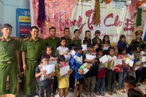 Ấm áp chương trình 'Trung thu cho em'
