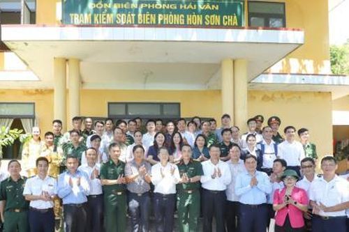 Bí thư Thành ủy Đà Nẵng Lương Nguyễn Minh Triết cùng đoàn công tác kiểm tra thực tế tại hòn Sơn Chà