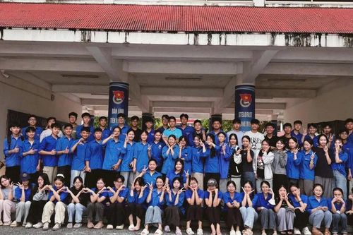 Hàng trăm sinh viên tình nguyện Trường Đại học Vinh chung tay khắc phục hậu quả sau bão số 10 Bualoi