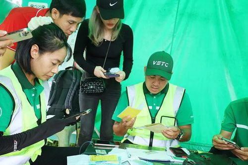 Ngày đầu tiên thực hiện thu phí tài khoản giao thông: Ùn tắc cục bộ, hướng dẫn xử lý nhanh