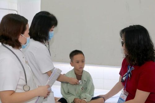 Bé trai tím tái, lịm người sau khi ăn phô mai, không ngờ bệnh lý nguy hiểm