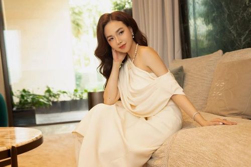 Vợ đạo diễn Victor Vũ gây sốt với vai thon, xương quai xanh cực phẩm