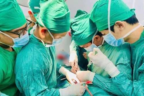 Giành lại sự sống cho bệnh nhân bị vỡ tim do tai nạn giao thông