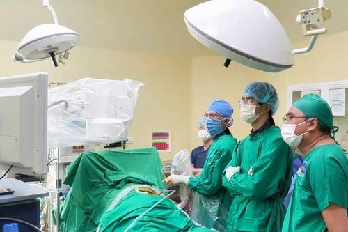 Đau lưng kéo dài không ngờ sỏi san hô khổng lồ xâm lấn thận