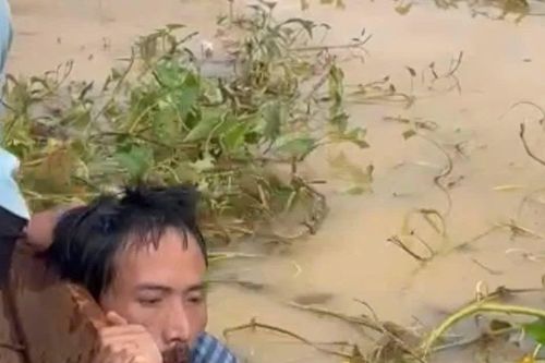 Cứu sống người đàn ông khỏi dòng lũ dữ ở Hà Tĩnh
