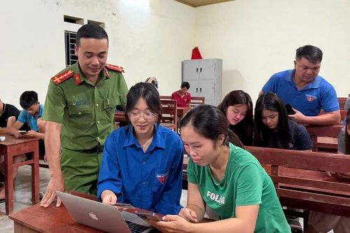 Lan tỏa 'Bình dân học vụ số' để người cao tuổi làm chủ cuộc sống