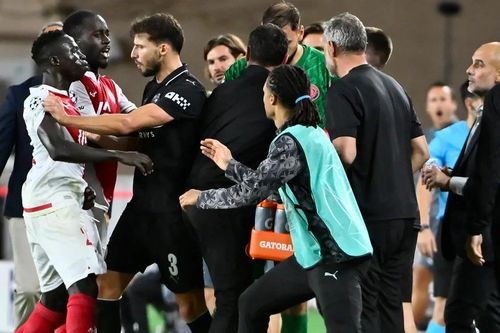 Chùm ảnh: Màn ẩu đả gay cấn trong trận Man City mất điểm trước Monaco