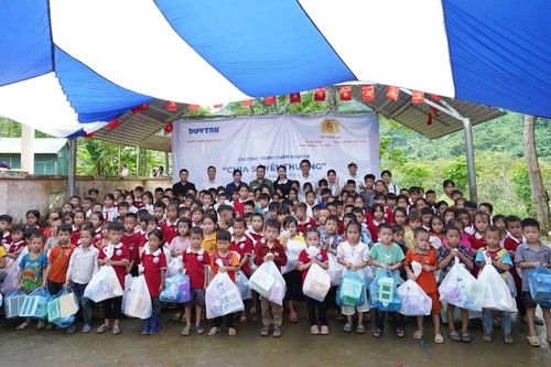Duy Tân đồng hành cùng Bộ Công an trao quà cho người dân Cao Bằng