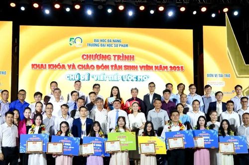 Sôi động đêm hội Khai khóa Viết tiếp ước mơ của Trường ĐH Sư phạm Đà Nẵng