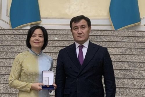 Đại sứ Phạm Thái Như Mai nhận Huân chương hữu nghị Dostyk do Nhà nước Kazakhstan trao tặng