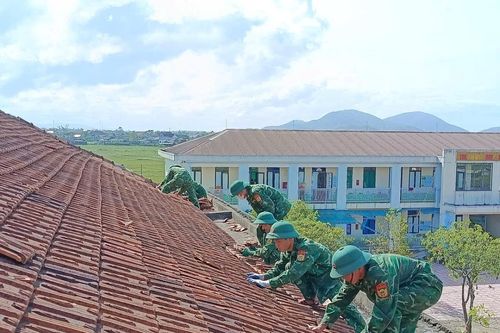 Bám địa bàn hỗ trợ nhân dân vượt qua 'bão chồng bão'