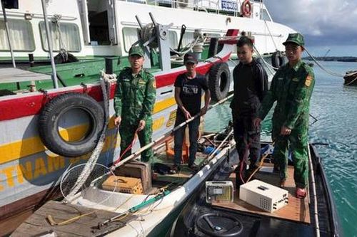 Bắt giữ 2 đối tượng dùng kích điện khai thác thủy sản trái phép tại Cô Tô