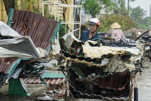 Sau khi nhà cửa bị lốc xoáy tàn phá, người dân gạt nước mắt gom đồ hư hỏng để bán sắt vụn