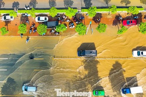 Hai ngày sau mưa lớn, đường Võ Chí Công vẫn ngập, cầu Nhật Tân tắc dài