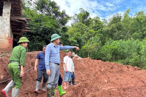Xuất hiện vết nứt lớn trên sườn dốc ở Phú Thọ, di dời 84 người dân