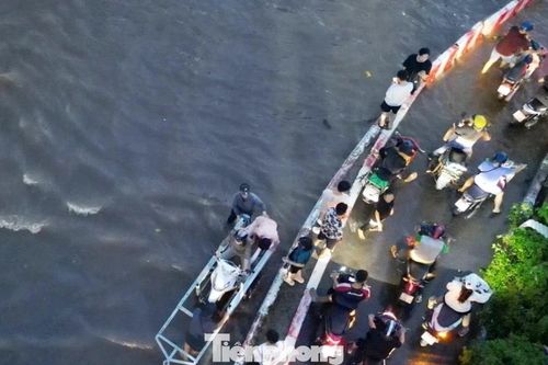 Nút giao Xa La - Bệnh viện K Tân Triều vẫn ngập nặng, người dân thuê xe kéo 'vượt' biển nước