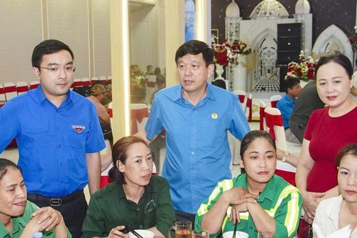 Bữa cơm tiếp sức sau bão số 10