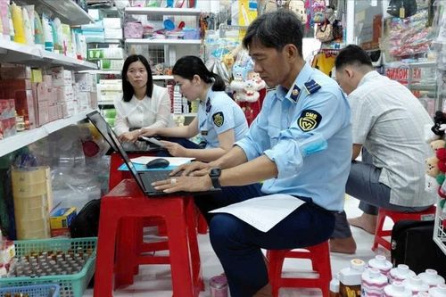 Thu giữ lượng lớn mỹ phẩm, kem trộn không rõ nguồn gốc