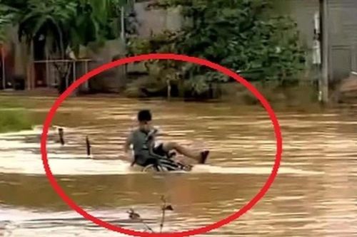 Cứu sống nam sinh lớp 7 bị lũ cuốn trôi khi đi qua đoạn đường ngập