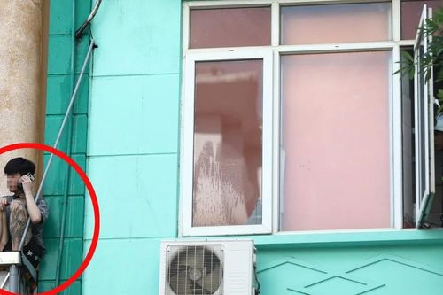 Nam thanh niên nghi 'ngáo đá' ngồi vắt vẻo ở lan can tầng 2 ngôi nhà