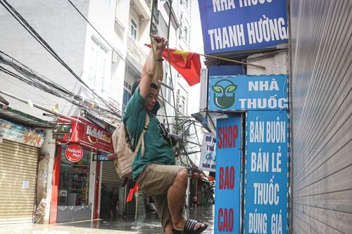 Người dân Phú Đô vật lộn với cảnh ngập lụt, mất điện, cửa cuốn hỏng