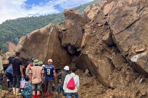 Tìm thấy ô tô bán tải chở 3 người bị vùi dưới lớp đất đá ở Lào Cai