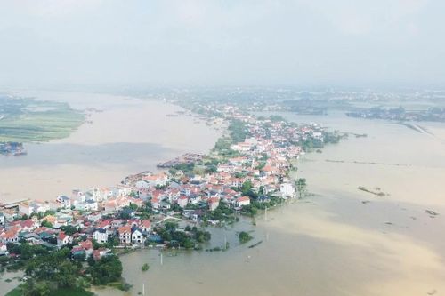 Nước sông Lô lên cao, nhiều khu dân cư ở Phú Thọ vẫn chìm trong biển nước