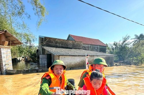 Công an xã vượt lũ đưa bé gái 11 tuổi đi cấp cứu