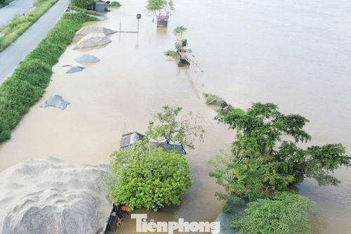 Lũ trên sông ở Trà Lý dâng cao nhấn chìm nhiều bến bãi