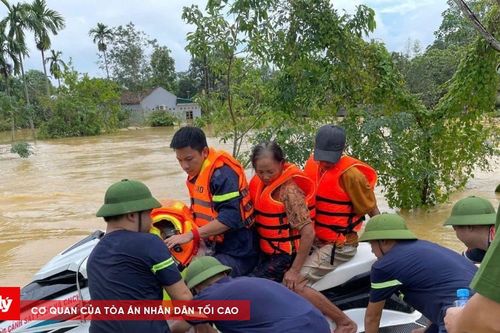 Thanh Hóa: Nỗ lực cứu hộ thành công 15 người dân bị nước lũ cô lập
