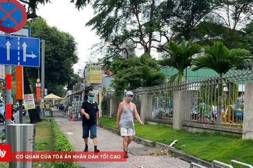 Trung tâm TP.HCM không còn thanh chắn trên vỉa hè