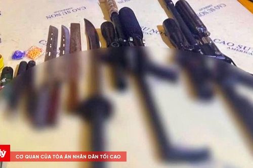 Nhân viên cơ sở massage tàng trữ 2 khẩu súng và nhiều dao tự chế