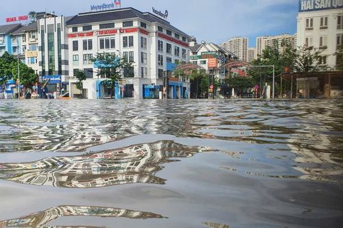 Biệt thự triệu đô Hà Nội hóa 'ốc đảo' sau mưa, thuyền bè tấp nập