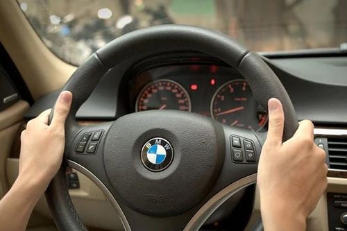 Vì sao tài xế nên trả thẳng vô-lăng khi dừng đỗ xe?